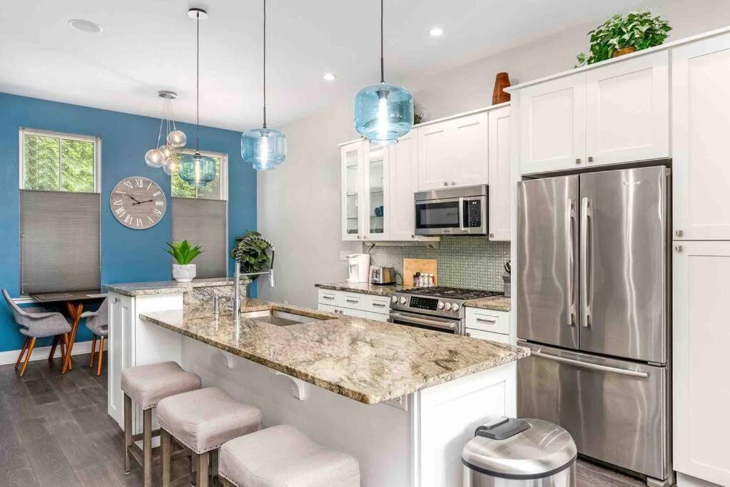 4 Bedroom 3 Bath Sleeps 10 Pet Friendly Private Backyard, 2 Car Garage, City Views, Close To All Stadiums And Casino Pittsburgh Luaran gambar