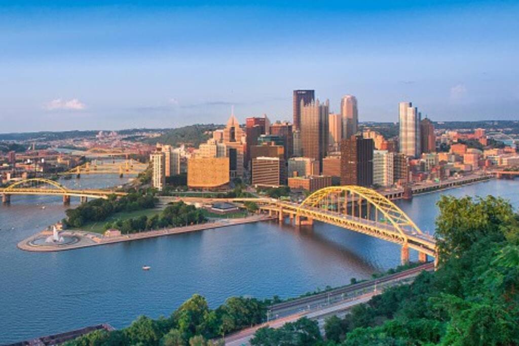 4 Bedroom 3 Bath Sleeps 10 Pet Friendly Private Backyard, 2 Car Garage, City Views, Close To All Stadiums And Casino Pittsburgh Luaran gambar
