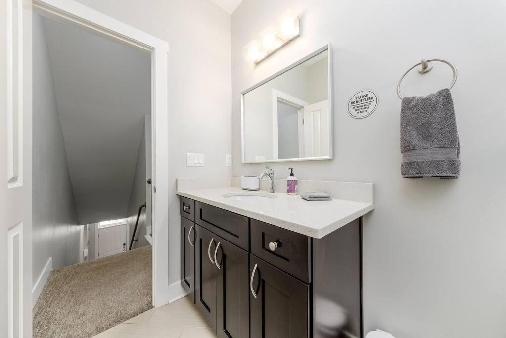4 Bedroom 3 Bath Sleeps 10 Pet Friendly Private Backyard, 2 Car Garage, City Views, Close To All Stadiums And Casino Pittsburgh Luaran gambar