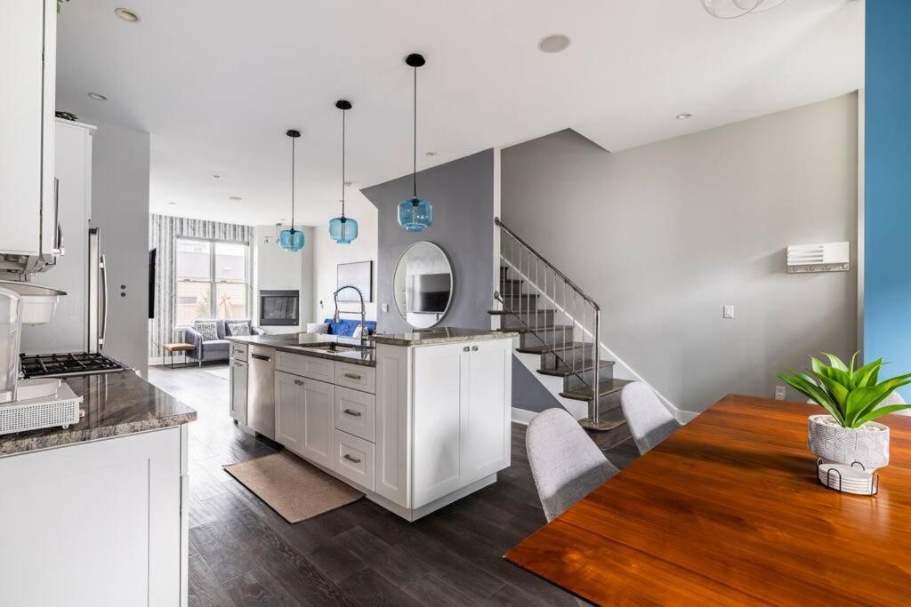 4 Bedroom 3 Bath Sleeps 10 Pet Friendly Private Backyard, 2 Car Garage, City Views, Close To All Stadiums And Casino Pittsburgh Luaran gambar