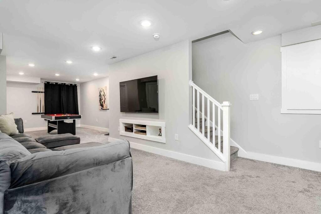 4 Bedroom 3 Bath Sleeps 10 Pet Friendly Private Backyard, 2 Car Garage, City Views, Close To All Stadiums And Casino Pittsburgh Luaran gambar