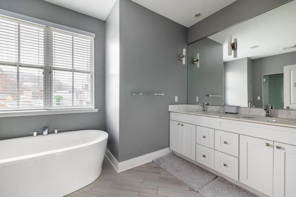 4 Bedroom 3 Bath Sleeps 10 Pet Friendly Private Backyard, 2 Car Garage, City Views, Close To All Stadiums And Casino Pittsburgh Luaran gambar