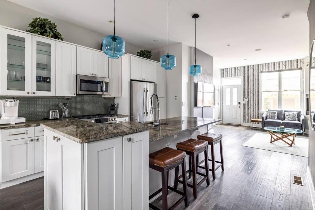 4 Bedroom 3 Bath Sleeps 10 Pet Friendly Private Backyard, 2 Car Garage, City Views, Close To All Stadiums And Casino Pittsburgh Luaran gambar