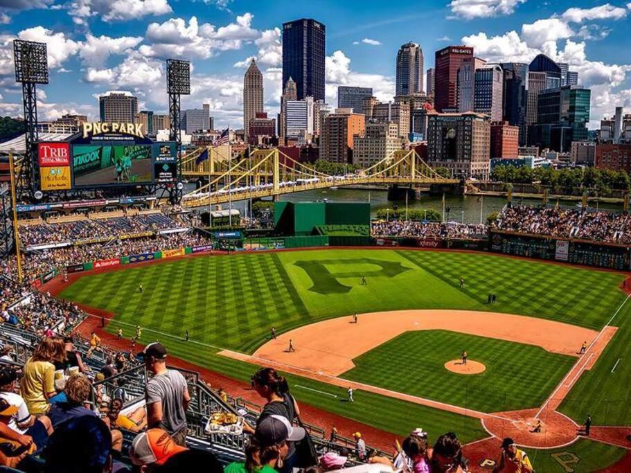 4 Bedroom 3 Bath Sleeps 10 Pet Friendly Private Backyard, 2 Car Garage, City Views, Close To All Stadiums And Casino Pittsburgh Luaran gambar